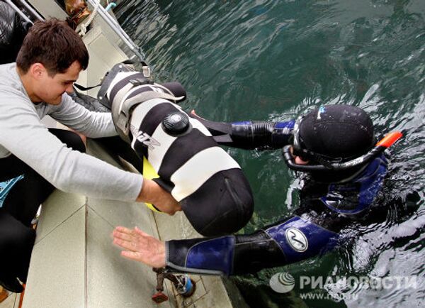 Испытание собачьего водолазного костюма во Владивостокском морском техникуме