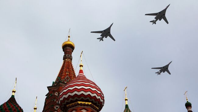 Пролет военной авиации над Красной площадью в преддверии Парада Победы. Архив