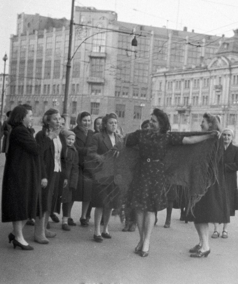 Женщины танцуют на улицах Москвы в честь дня Победы 9 мая 1945 года