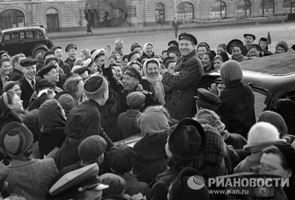 Москвичи на Красной площади празднуют День Победы