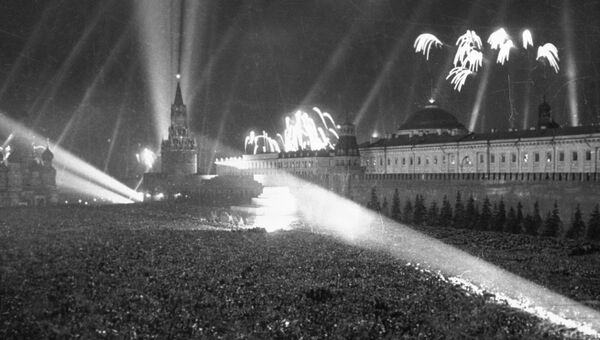 Советские люди празднуют День победы на Красной площади. 9 мая 1945