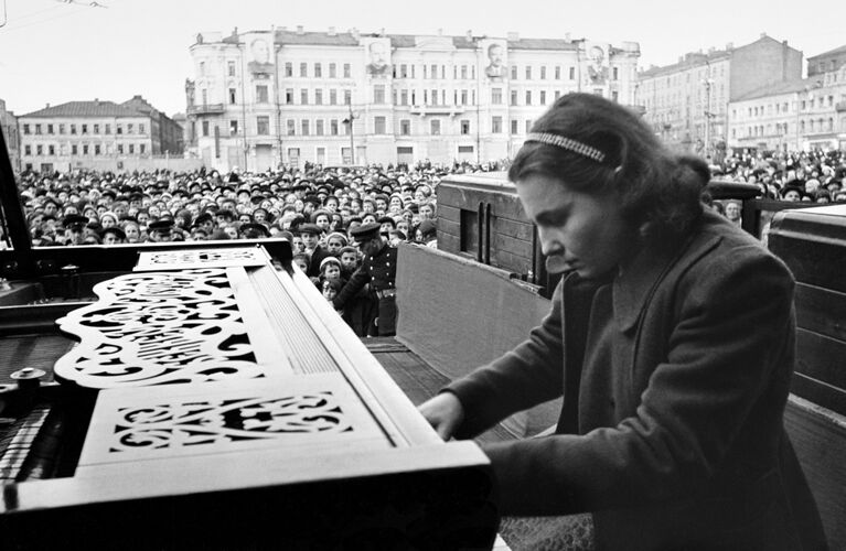 Пианистка Московской консерватории Нина Петровна Емельянова во время выступления на площади Маяковского в Москве. 9 мая 1945 года