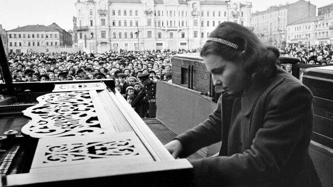 Пианистка Московской консерватории Нина Петровна Емельянова во время выступления на площади Маяковского в Москве. 9 мая 1945 года