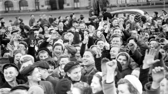 Москвичи на Красной площади в День Победы 9 мая 1945 года