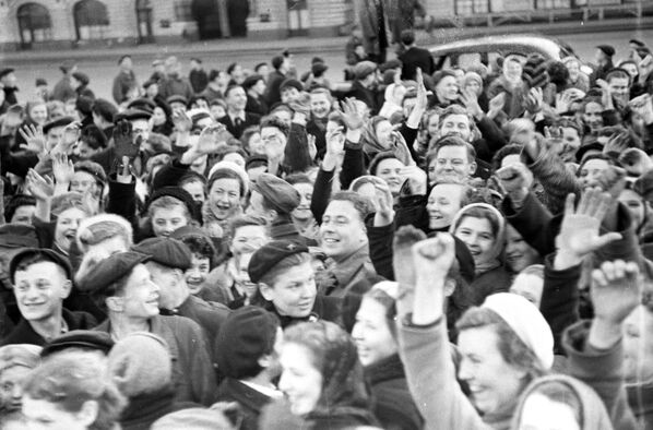 Москвичи на Красной площади в День Победы 9 мая 1945 года