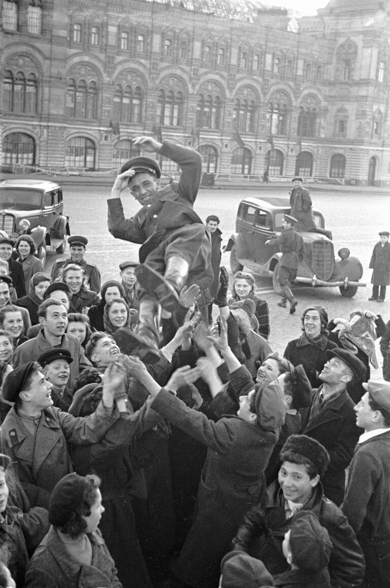 Москвичи подкидывают офицера в день победы 9 мая 1945 г. на Красной площади