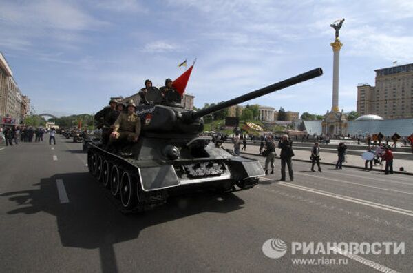 Генеральная репетиция соместного парада войск по случаю 65-й годовщины Победы в Великой Отечественной войне в Киеве
