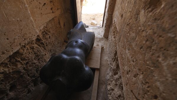 Египетская археологическая миссия обнаружила обезглавленную гранитную статую одного из правителей эпохи Птолемеев