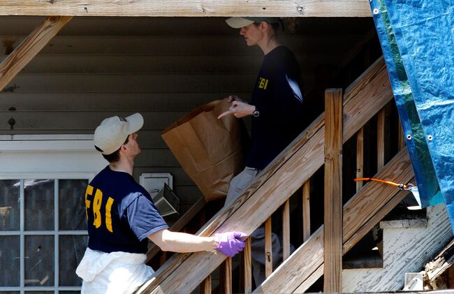 Сотрудники ФБР проводят обыск в доме Фейсала Шахзада