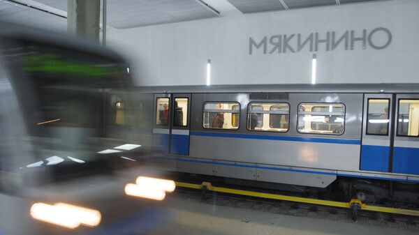 Поезда на станции московского метро Мякинино