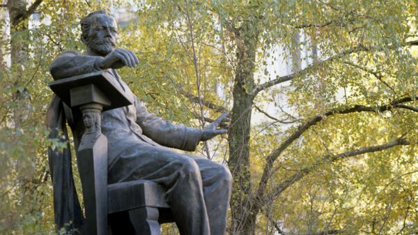 Памятник композитору Петру Ильичу Чайковскому перед зданием Московской консерватории