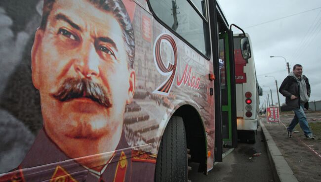 Автобус с портретом Иосифа Сталина курсирует в Санкт-Петербурге. Архивное фото