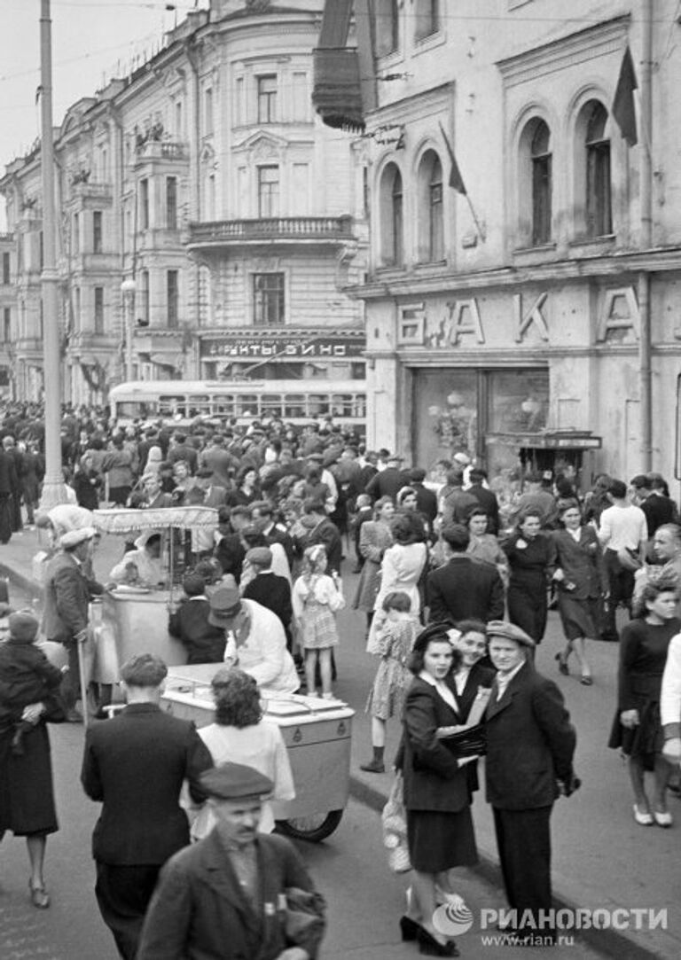 Москвичи на улице Горького (Тверская)