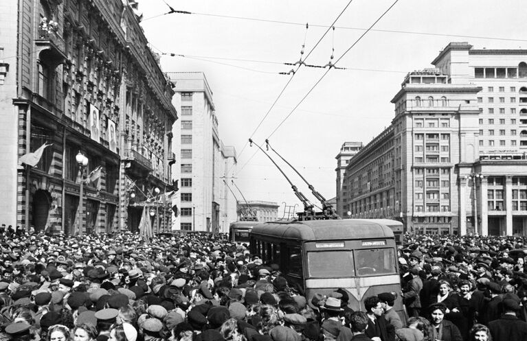 Около американского посольства на Моховой в Москве 9 мая 1945 года