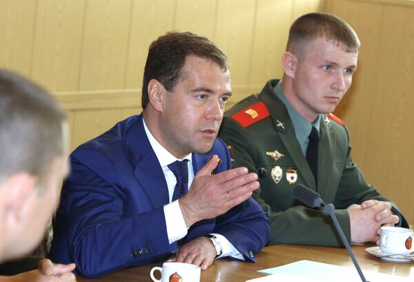 Президент РФ Д.Медведев посетил Таманскую мотострелковую бригаду в Алабино