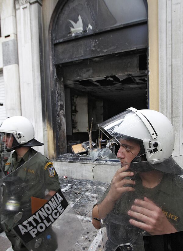 Здание в центре Афин было подожжено в ходе демонстраций