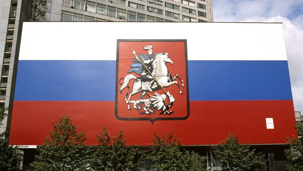 Герб Москвы на фоне российского флага. Архивное фото