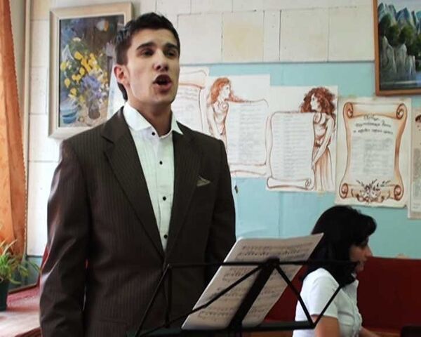 Студент исполняет песню ветерана Великой Отечественной