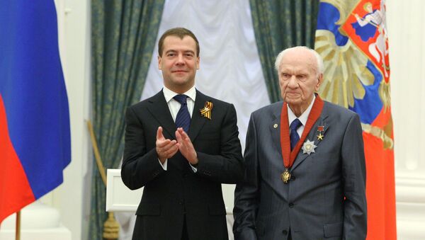 Анатолий Савин с Дмитрией Медведевым на награждении в Кремле. Архивное фото