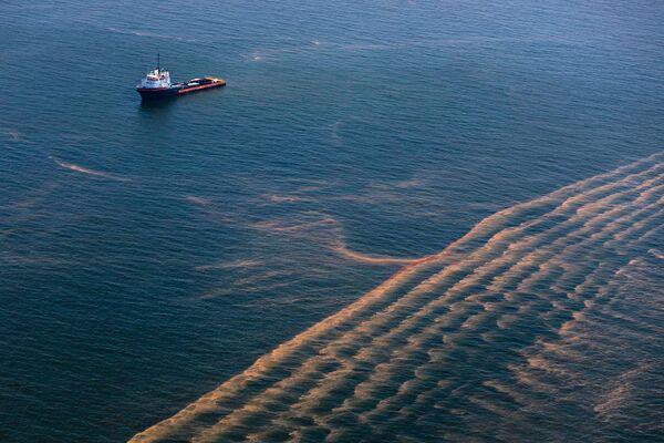 Нефтяное пятно, образовавшееся после пожара и затопления буровой установки Deepwater Horizon в Мексиканском заливе