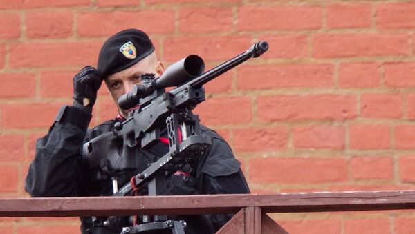 Снайпер обеспечивает безопасность во время парада Победы на Красной площади. Архивное фото