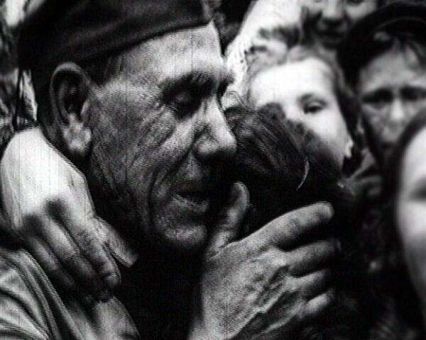 Советский народ празднует День Победы 9 мая 1945. Архивные кадры