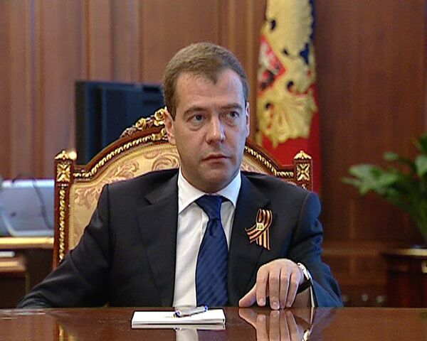 Перехода к платному среднему образованию не будет - Медведев