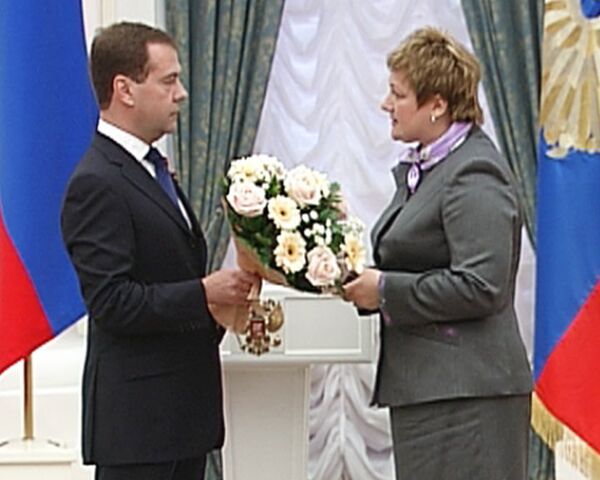 Медведев передал Звезду Героя России вдове Евгения Чернышева