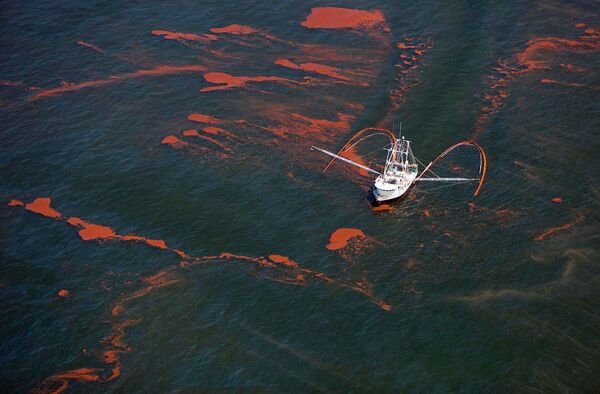 Нефтяное пятно, образовавшееся после пожара и затопления буровой установки Deepwater Horizon в Мексиканском заливе. Архив