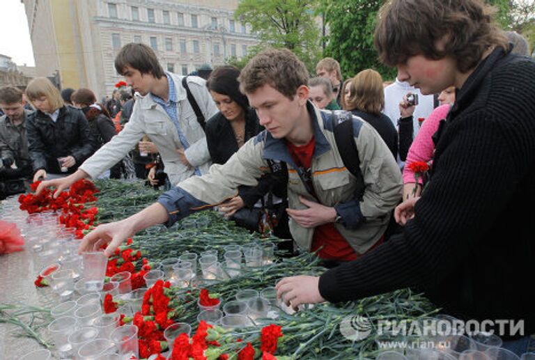 Акция памяти жертв терактов в московском метро