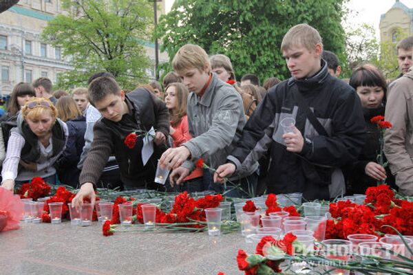 Акция памяти жертв терактов в московском метро