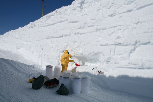 Получение образцов снега и льда в траншее неподалеку от антарктической станции CONCORDIA