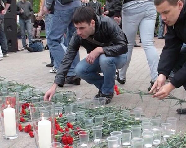 В память о жертвах терактов в метро на Лубянке зажгли 40 свечей 