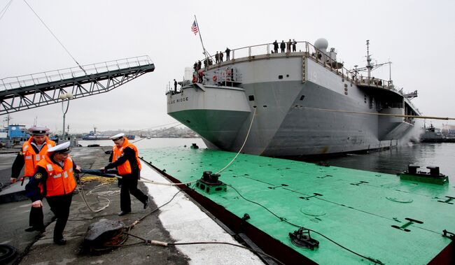 Прибытие корабля ВМС США Блю Ридж во Владивосток