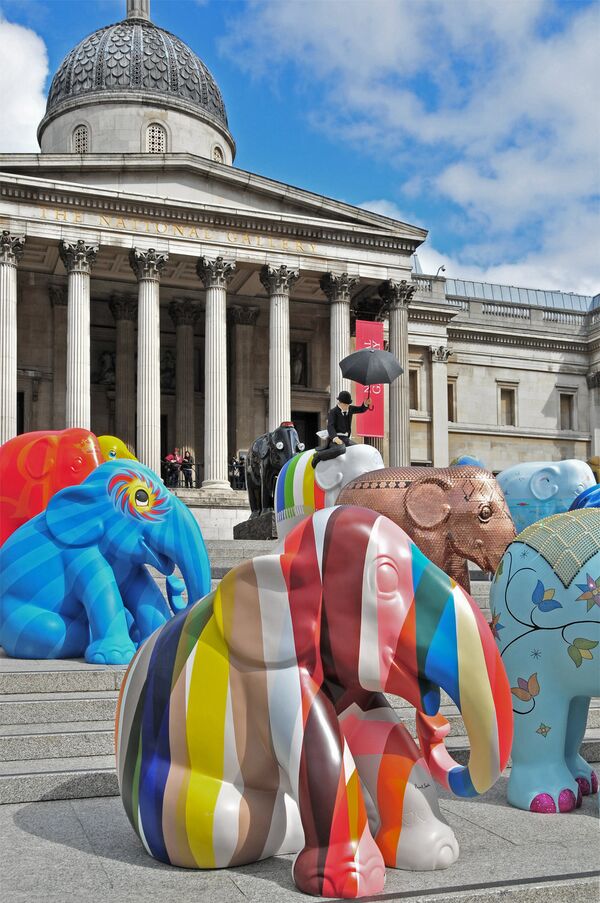 Благотворительный парад слонов в Лондоне   