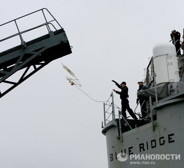 Прибытие корабля ВМС США Блю Ридж во Владивосток