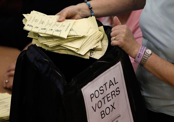 Подсчет голосов на одном из избирательных участков в Великобритании