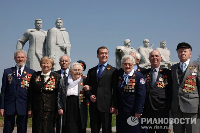 Дмитрий Медведев с ветеранами Великой Отечественной войны у монумента в честь подвига героев-памфиловцев разъезда Дубосеково под Волоколамском