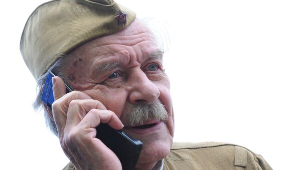 Ветеран ВОВ разговаривает по телефону. Архивное фото