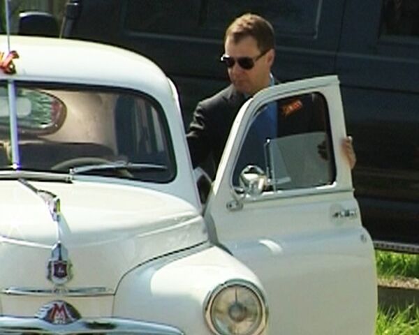 Медведев пересел с президентской машины на Победу