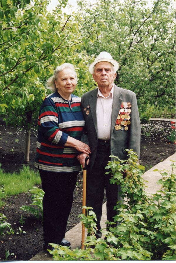 Ветераны войны из Ростова отмечающие 65 годовщину свадьбы, о которой договорились 9 мая 1945