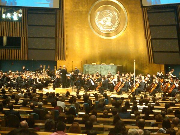 Концерт Молодежного оркестра СНГ под управлением Владимира Спивакова в зале Генеральной ассамблеи ООН в честь 65-летия Победы.
