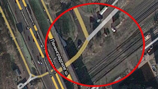 Два легковых атвомобиля после ДТП упали с моста Победы, расположенного на пересечении Ленинградского шоссе с улицей Адмирала Макаров