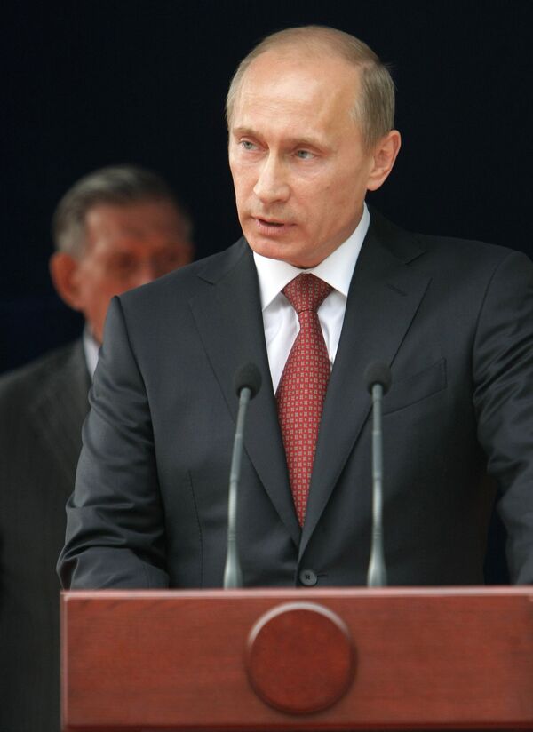 Премьер-министр РФ Владимир Путин заложил камень в основание памятника на Поклонной горе