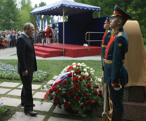 Премьер-министр РФ Владимир Путин заложил камень в основание памятника на Поклонной горе