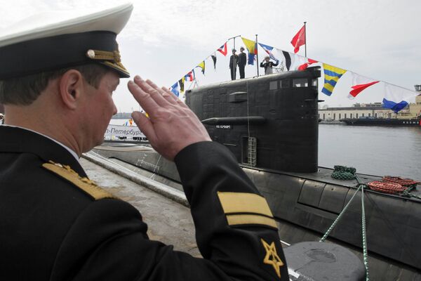 Подъем флага на новейшей дизель-электрической подводной лодке 4-го поколения Санкт -Петербург