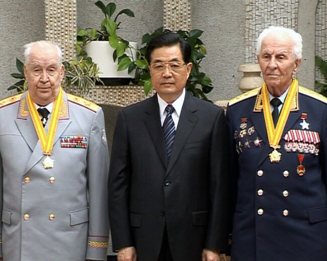 Ху Цзиньтао лично вручил медали российским ветеранам и получил самовар