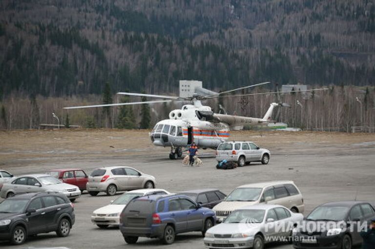 Спасатели МЧС прибыли место аварии на шахте Распадская в Кемеровской области