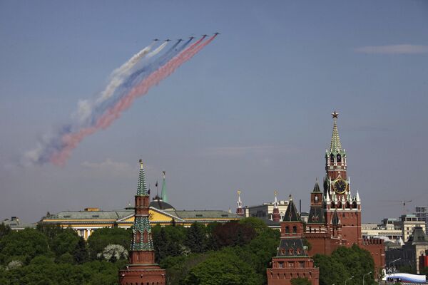 Пролет военной авиации над Красной площадью во время парада Победы