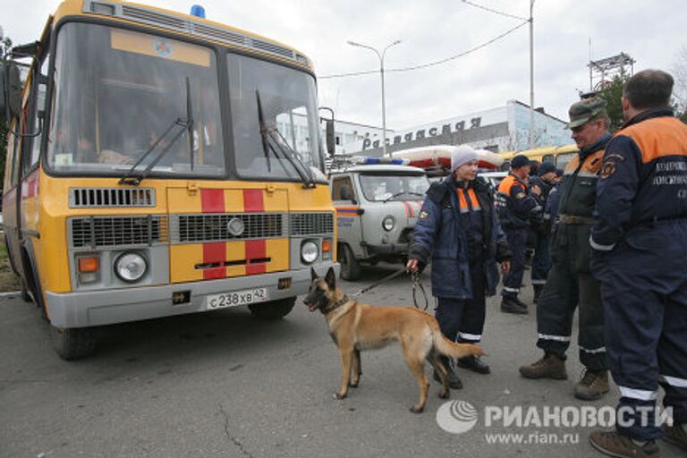 Спасатели МЧС прибыли место аварии на шахте Распадская в Кемеровской области